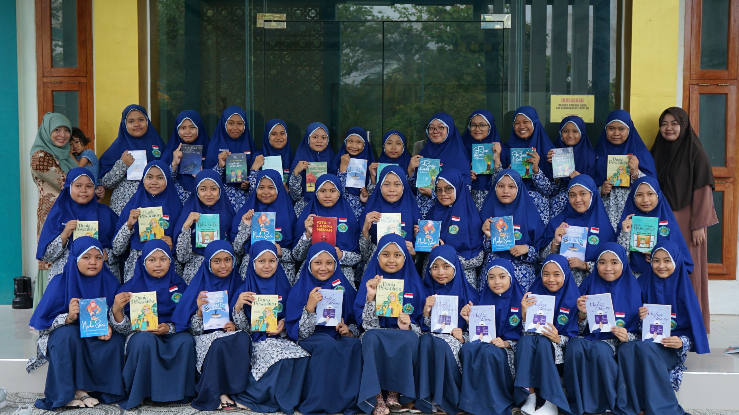 SEMANGAT LITERASI: Santri IBS PKMKK Pamekasan berswafoto dengan menunjukkan karyanya, Selasa (11/2). (IBS PKMKK PAMEKASAN UNTUK JPRM)