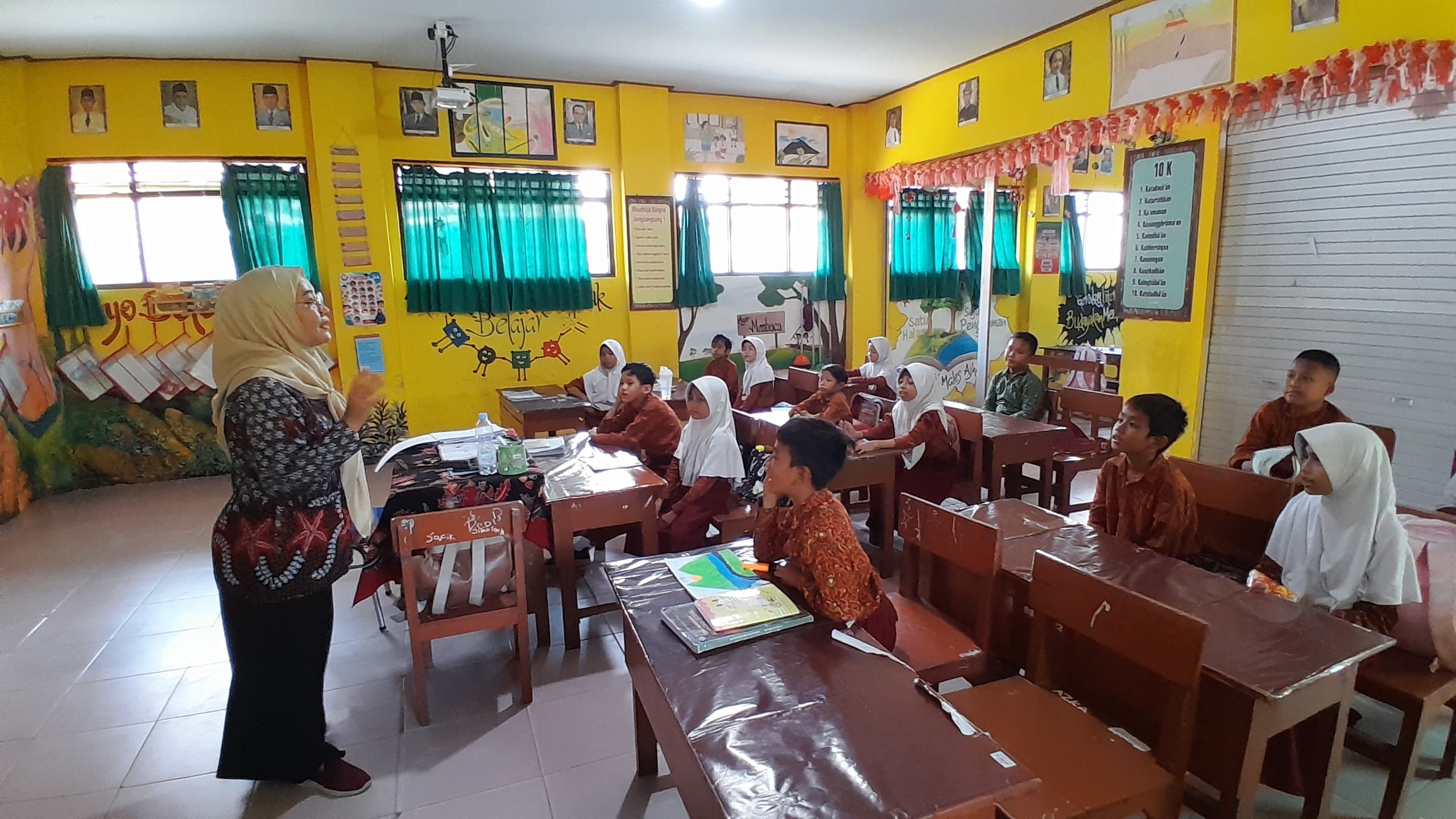 MENDIDIK: Guru SDN Jungcangcang 1, Pamekasan, melangsungkan KBM di ruang kelas, Kamis (13/2). (KHOLIL RAMLI/JPRM)