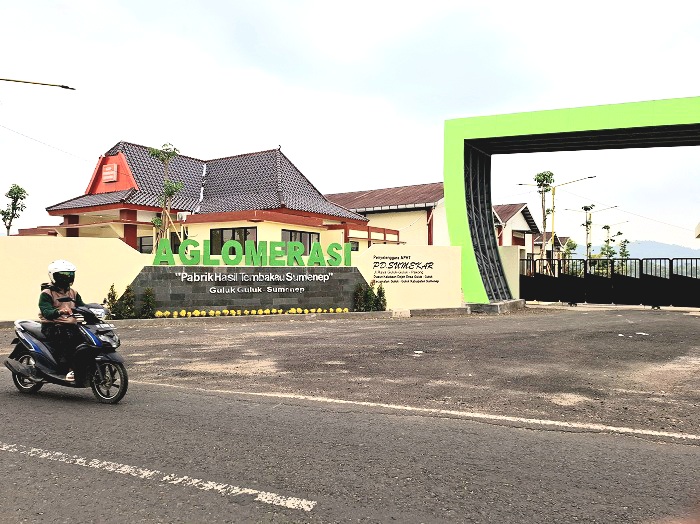 BUTUH PERAWATAN: Warga melintas di depan gedung APHT yang terletak di Kecamatan Guluk-Guluk, Sumenep, Sabtu (8/2). (MOH. LATIF/JPRM)
