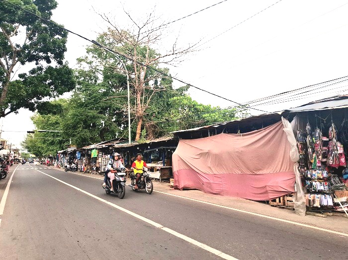 GANGGU LALU LINTAS: Pengendara melintas di sejumlah kios yang berada di pinggir jalan kawasan Pasar Bangkal, Kecamatan Kota Sumenep, Kamis (13/2). (MOH. IQBAL/JPRM)