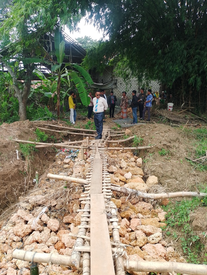 SIDAK: Anggota Komisi I DPRD Sampang saat mengecek lokasi proyek beronjong di Desa Margantoko, Kecamatan Jrengik, Kamis (13/2). (UBAIDILLAHIR RA&rsquo;IE/JPRM)