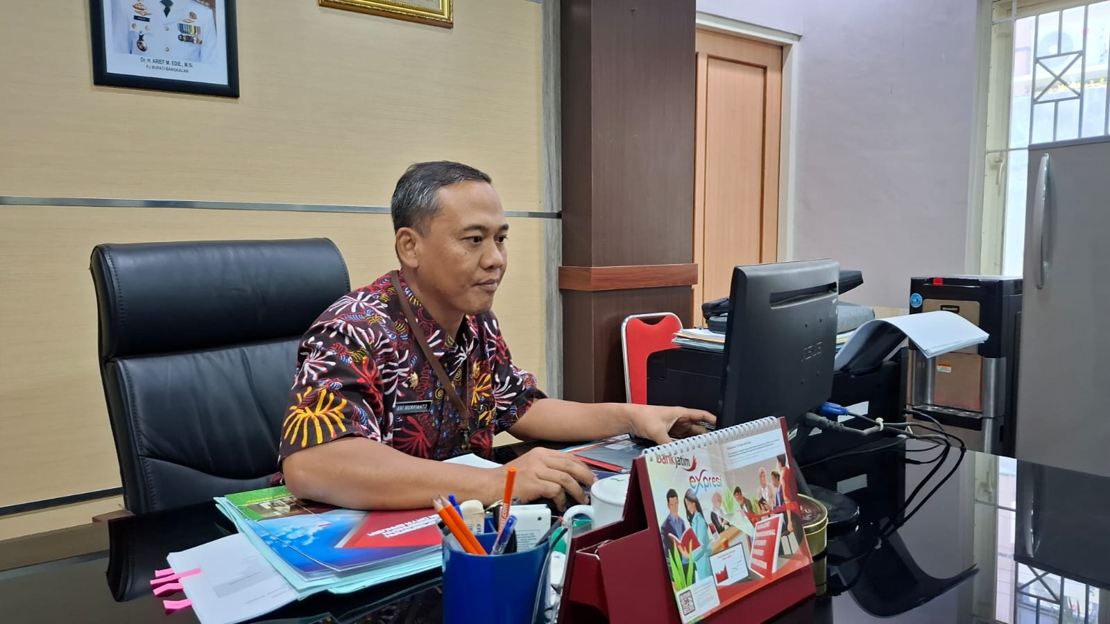 STATUS PPPK: Kepala BKPSDM Bangkalan Ari Mufianto mengecek data THL di meja kerjanya, Kamis (13/2). (IMAMUDIN/JPRM)