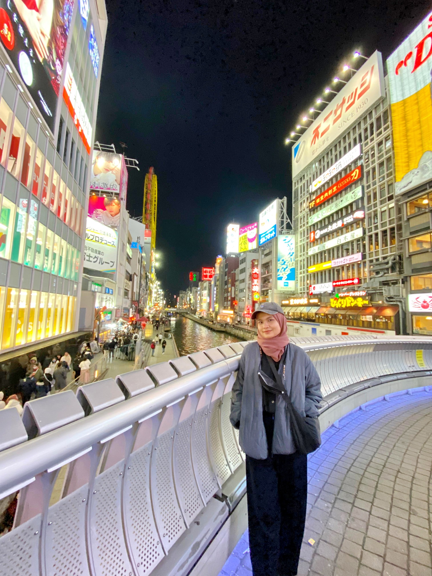LIBURAN: Kebahagiaan Khariratun Horisah saat sampai di Osaka, Jepang. (KHARIRATUN HORISAH UNTUK JPRM)