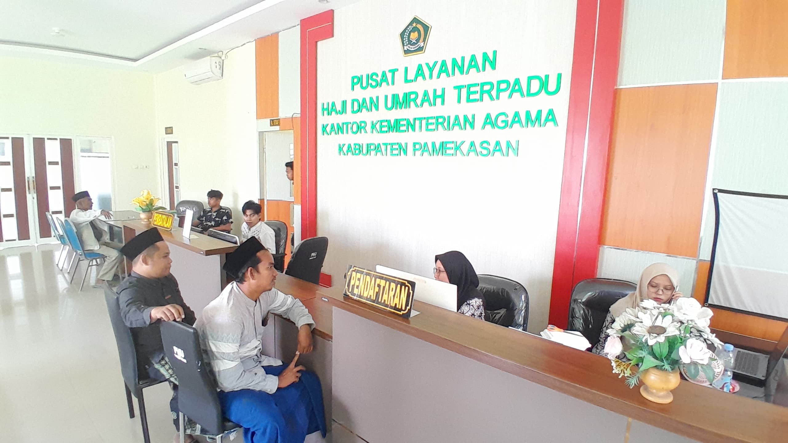LUNASI BIPIH: Sejumlah calon jemaah haji sedang konsultasi di PLHUT Kemenag Pamekasan beberapa waktu lalu. (DOK/JPRM)
