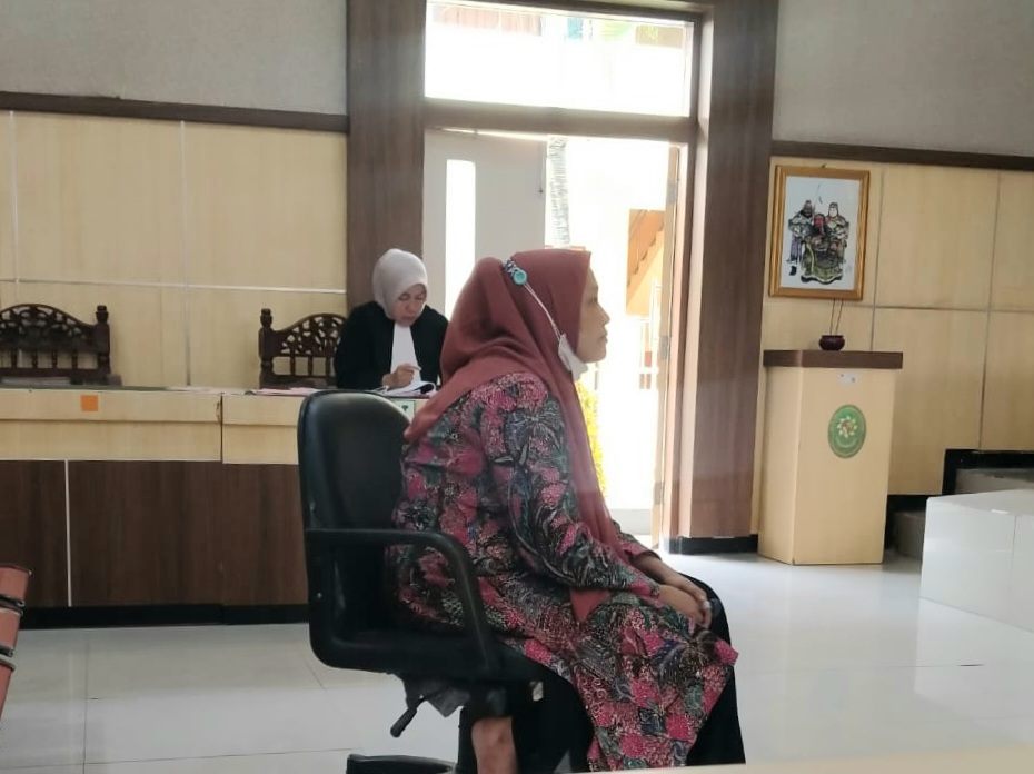 DISIDANG: Hozizah mengikuti persidangan di PN Pamekasan, Kamis (13/2). (MOH. IQBAL AFGANI/JPRM)