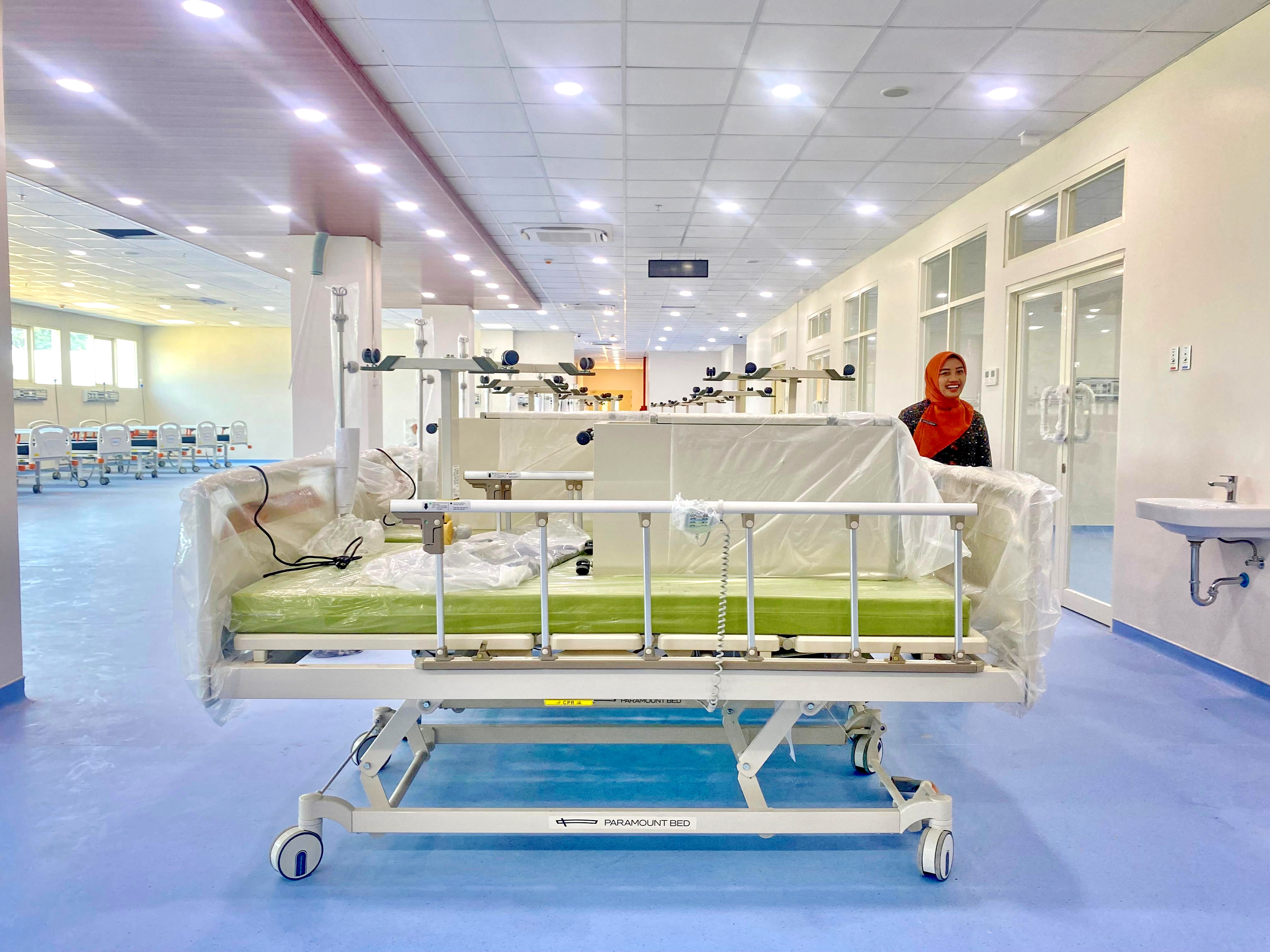 RAPI: Pegawai RSMN berada di salah satu ruangan yang  terisi tempat tidur pasien, Kamis (13/2). (MOH. IQBAL AFGANI/JPRM)