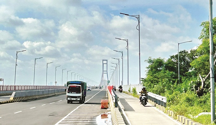 BUTUH PERAWATAN: Pengendara melintas di akses Jembatan Suramadu, Jumat (7/2). (VIVIN AGUSTIN HARTONO/JPRM)