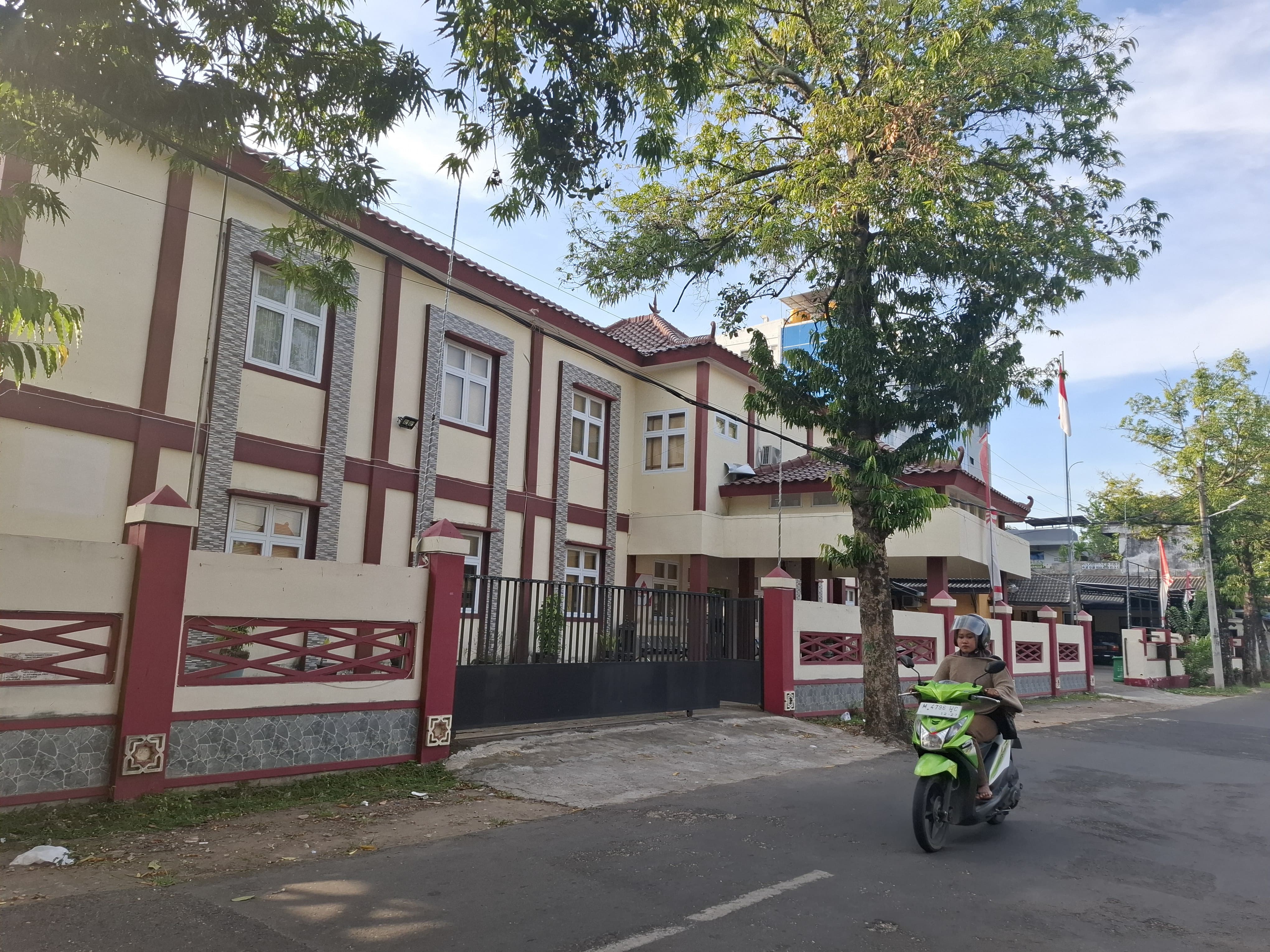 LENGANG: Pengendara melintas di depan kantor Disbudporapar Sumenep, Kelurahan Pajagalan, Kecamatan Kota Sumenep, Minggu (16/2). (MOH. IQBAL/JPRM)