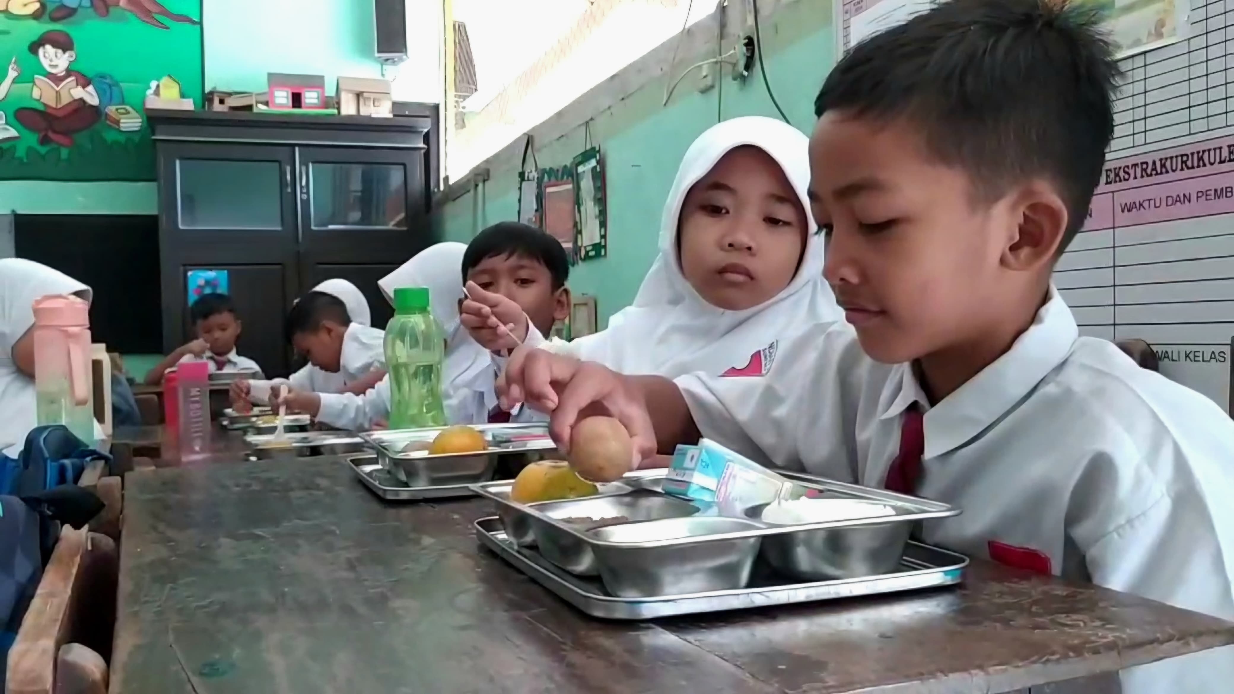 LAHAP: Siswa menikmati sajian program Makan Bergizi Gratis di SDN Pandian 1, Desa Pandian, Kecamatan Kota Sumenep, Senin (13/1). (MOH. LATIF/JPRM)  &nbsp;