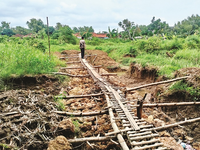 BERMASALAH: Anggota Komisi I DPRD Sampang melakukan sidak pekerjaan beronjong di Desa Margantoko, Kecamatan Jrengik, Kamis (13/2). (UBAIDILLAHIR RAIE/JPRM)