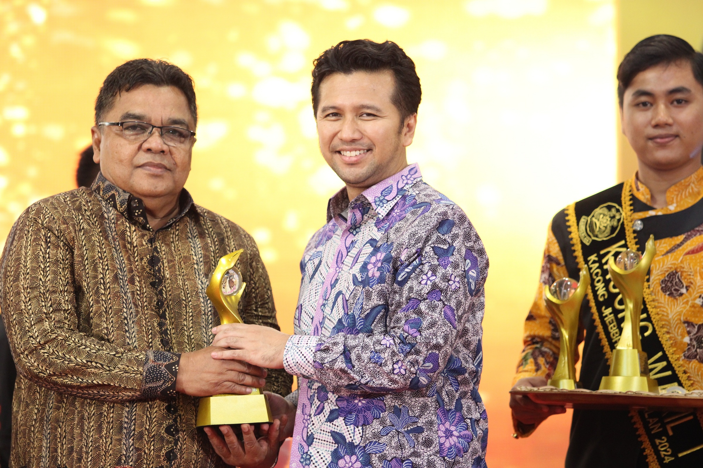 PATUT DITIRU: Direktur PT Suramadu Konstruksi Suparman Rosyidi menerima penghargaan kontraktor tertib administrasi dari wakil gubernur terpilih Emil Elestianto Dardak di ajang MA 2024.
