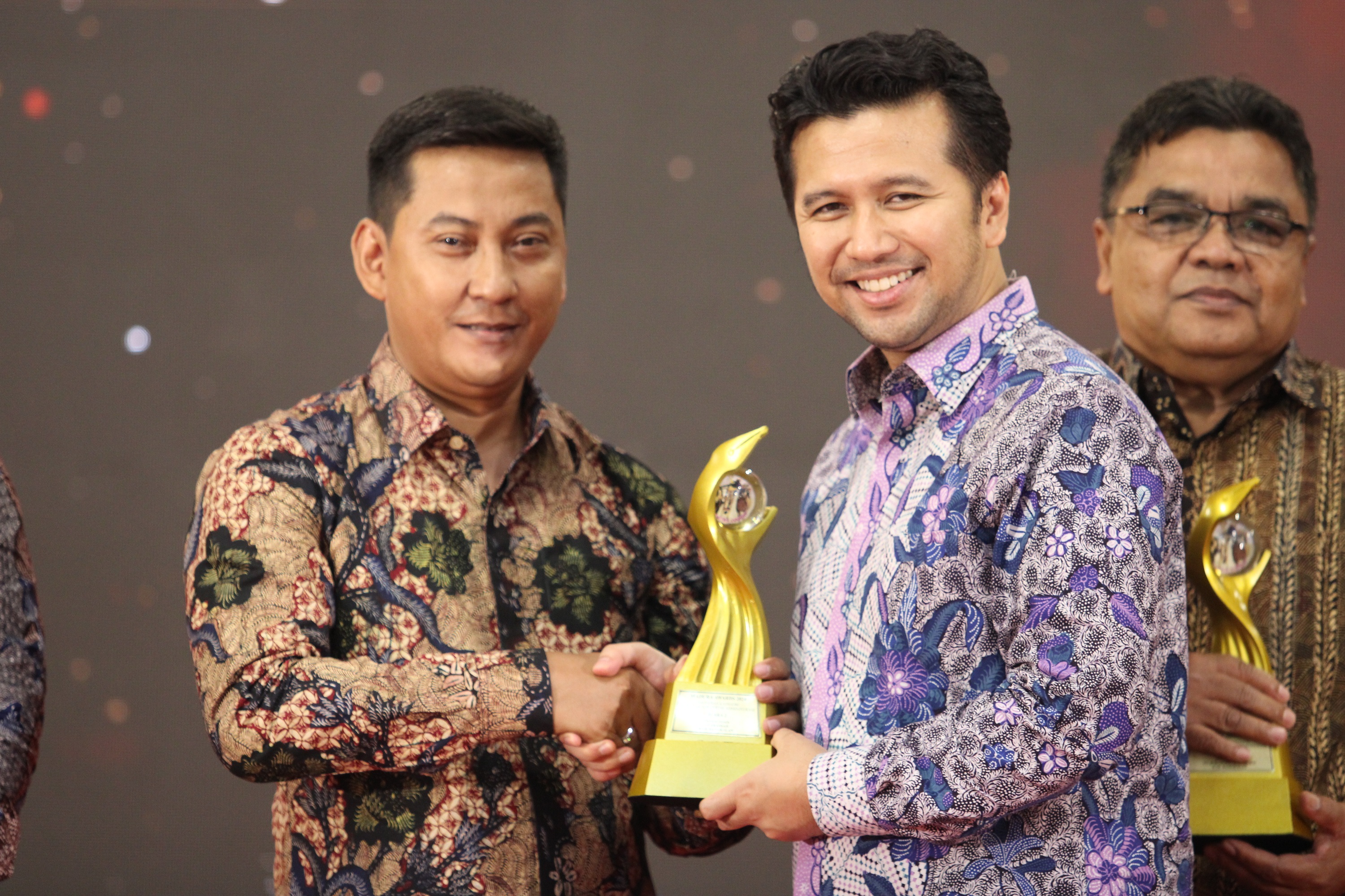 LAYAK DICONTOH: Direktur CV Arassah Suphan Evendy menerima penghargaan kontraktor tertib administrasi dari wakil gubernur terpilih Emil Elestianto Dardak di ajang MA 2024.