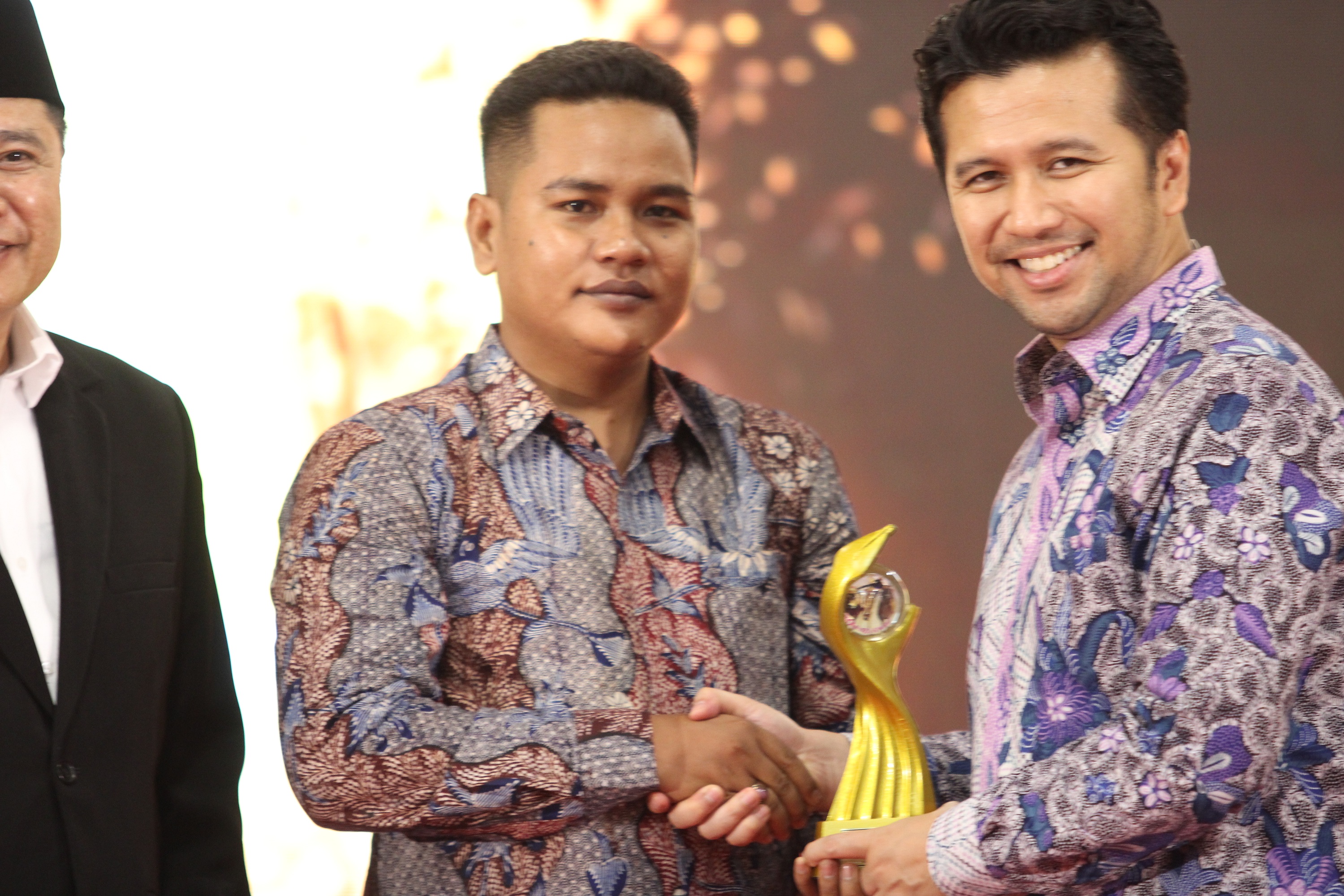 PATUH KETENTUAN: Direktur PT Pesona Sakti Indonesia Ismail menerima penghargaan kontraktor tertib administrasi dari wakil gubernur terpilih Emil Elestianto Dardak di ajang MA 2024.