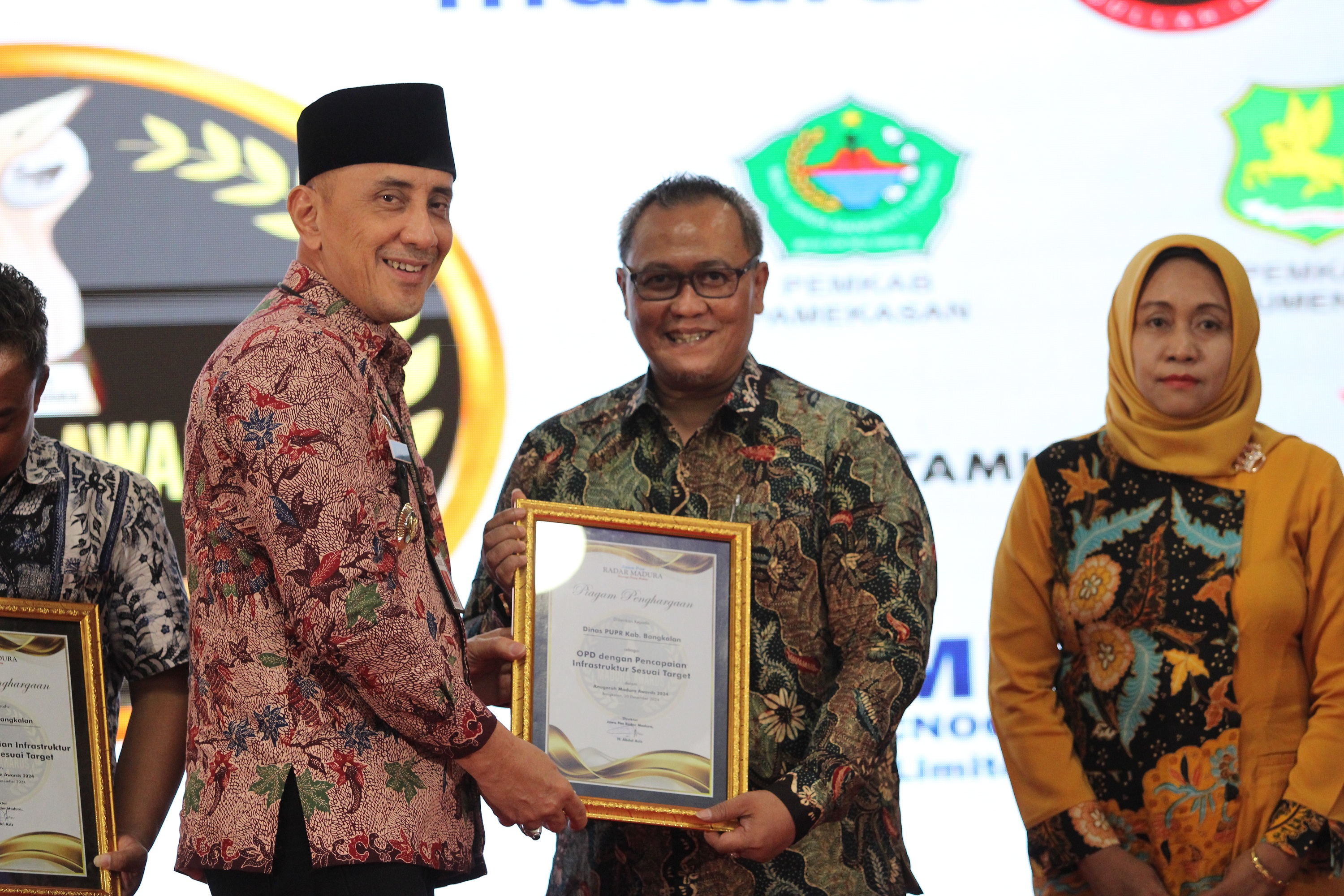DIAPRESIASI: Kabid Bina Marga Dinas PUPR Bangkalan Guntur Setiadi menerima penghargaan sebagai OPD dengan pencapaian infrastruktur sesuai target dari Pj Bupati Arief M. Edie pada ajang MA 2024.