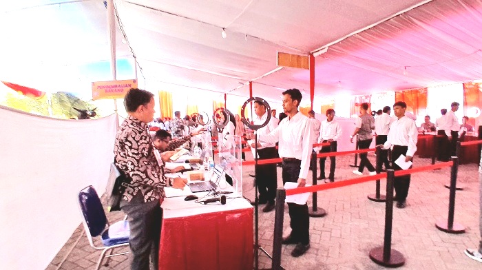 REKAM IDENTITAS: Peserta seleksi PPPK 2024 tahap pertama melakukan registrasi di Gedung Prima Jaya Abadi, Pamekasan, Selasa, 3 Desember 2024. (M. KHOLIL RAMLI/JPRM)