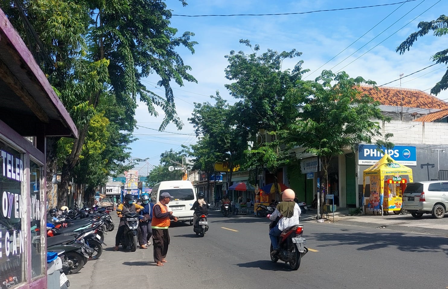 DIGAJI BULANAN: Petugas parkir mengawal kendaraan di jalan Panglima Sudirman, Kota Sampang, Sabtu (15/2). (JUNAIDI PONDIYANTO/JPRM)