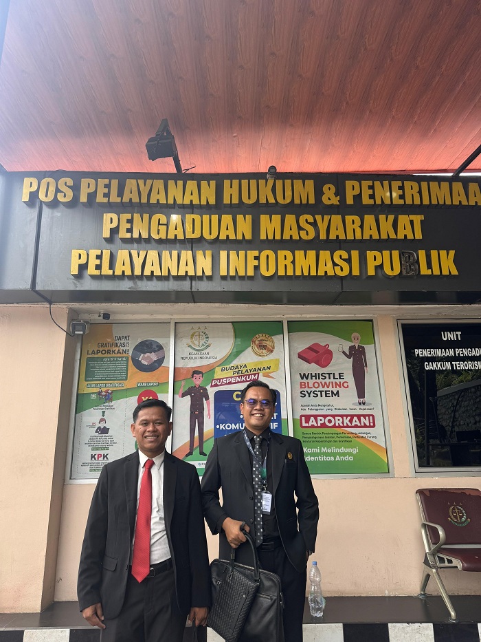 SERIUS: Pengacara Ach. Jailani (kanan) bersama rekannya berfoto bersama setelah melapor di Kejagung, Rabu (12/2). (ACH. JAILANI UNTUK JPRM)