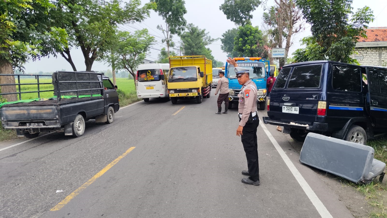 PADAT: Anggota Satlantas Polres Sampang berada di TKP laka lantas jalan raya Desa Jungkarang, Kecamatan Jrengik, Selasa (18/2). (HUMAS POLRES UNTUK JPRM)