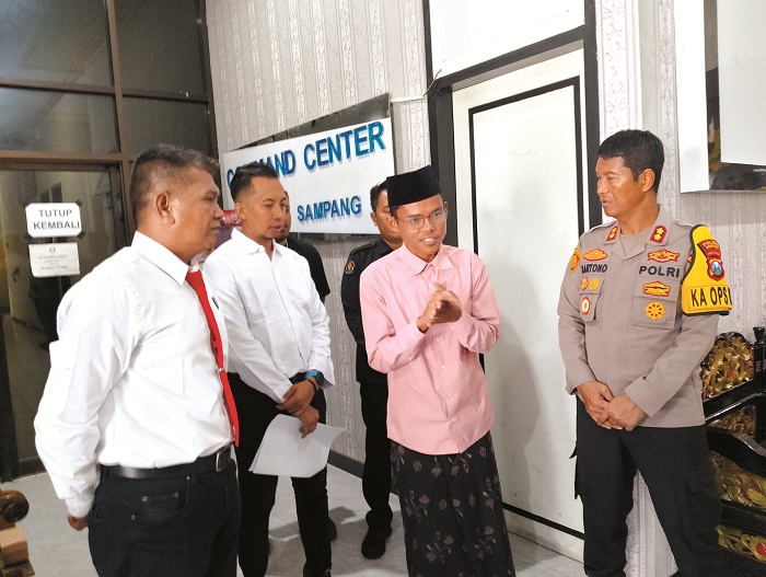 DIAMANKAN: Kapolres AKBP Hartono bersama Dullo Sampang saat diamankan di Mapolres Sampang Selasa (18/2). (UBAIDILLAHIR RAIE/JPRM)