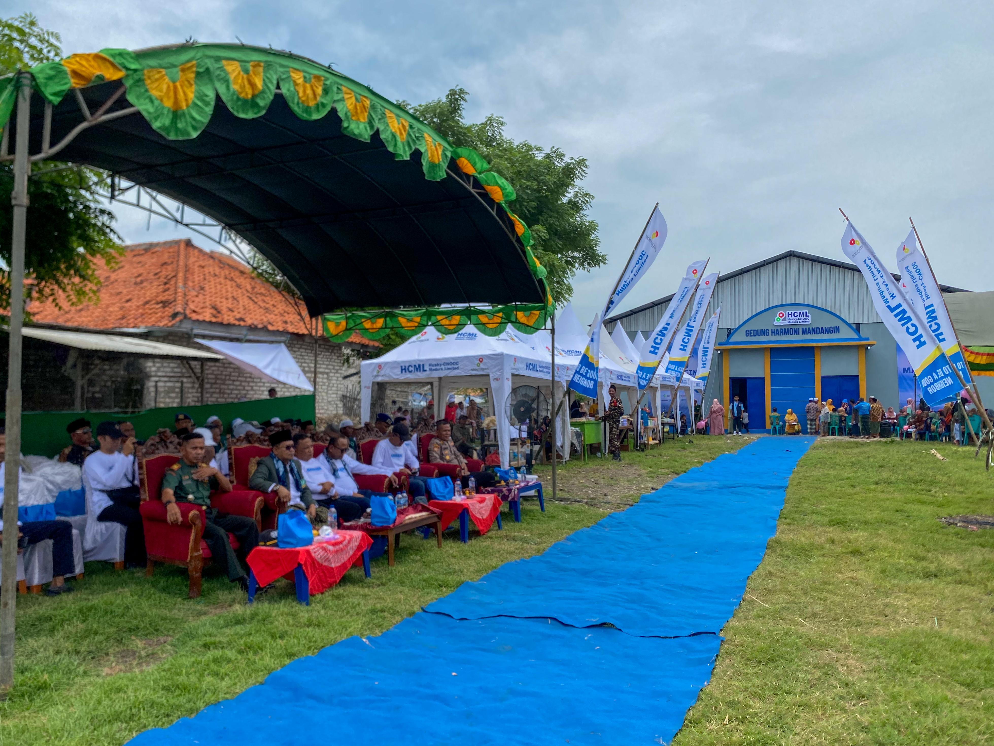 MERIAH: Rangkaian kegiatan peresmian gedung serbaguna, bakti sosial dan pendistribusian tali nilon berlangsung sukses di Desa Pulau Mandangin, Senin (17/2).