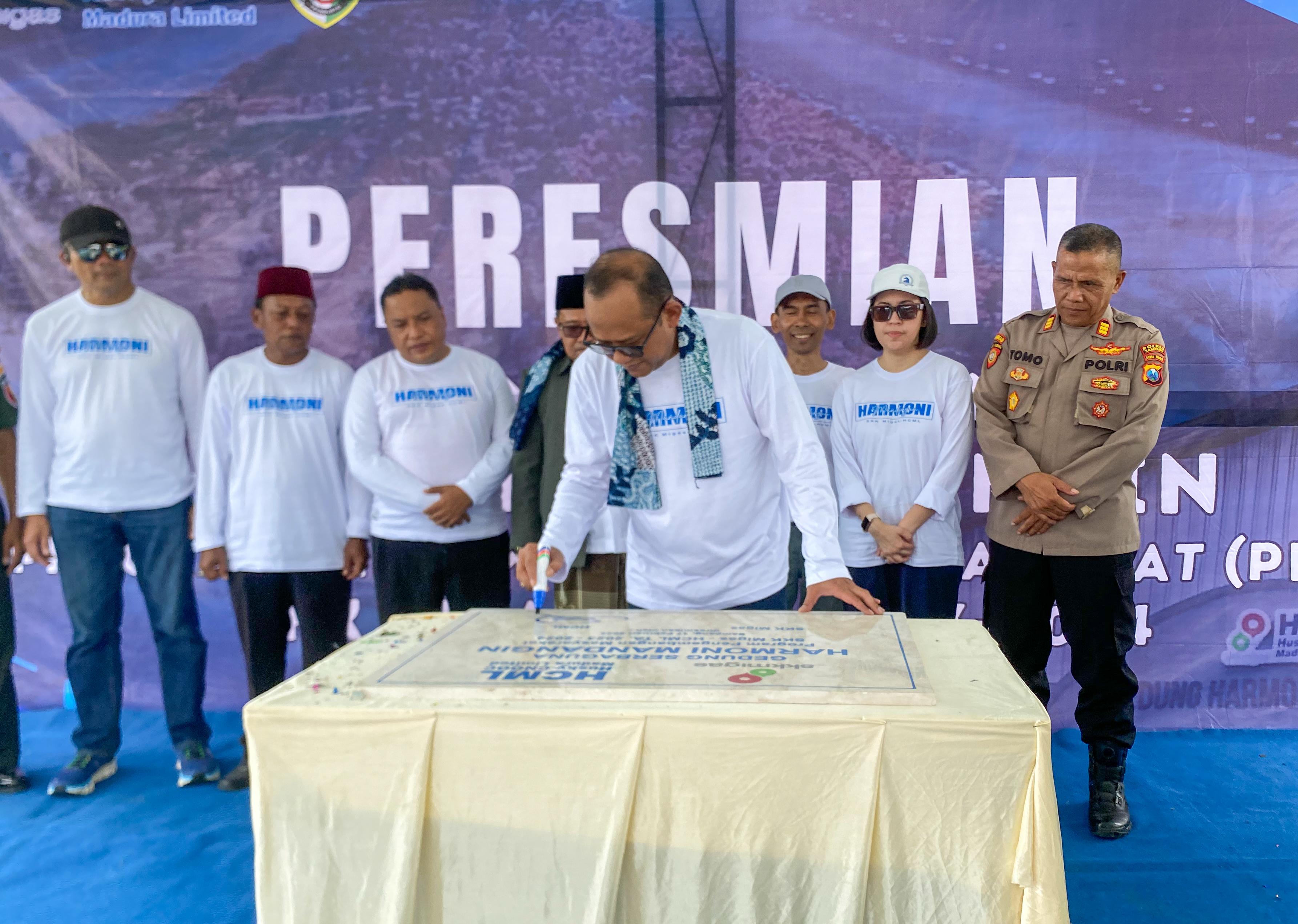 RESMI: Manager Regional Office and Relations HCML Hamim Tohari menandatangani prasasti gedung serbaguna Harmoni Mandangin pada Senin (17/2)