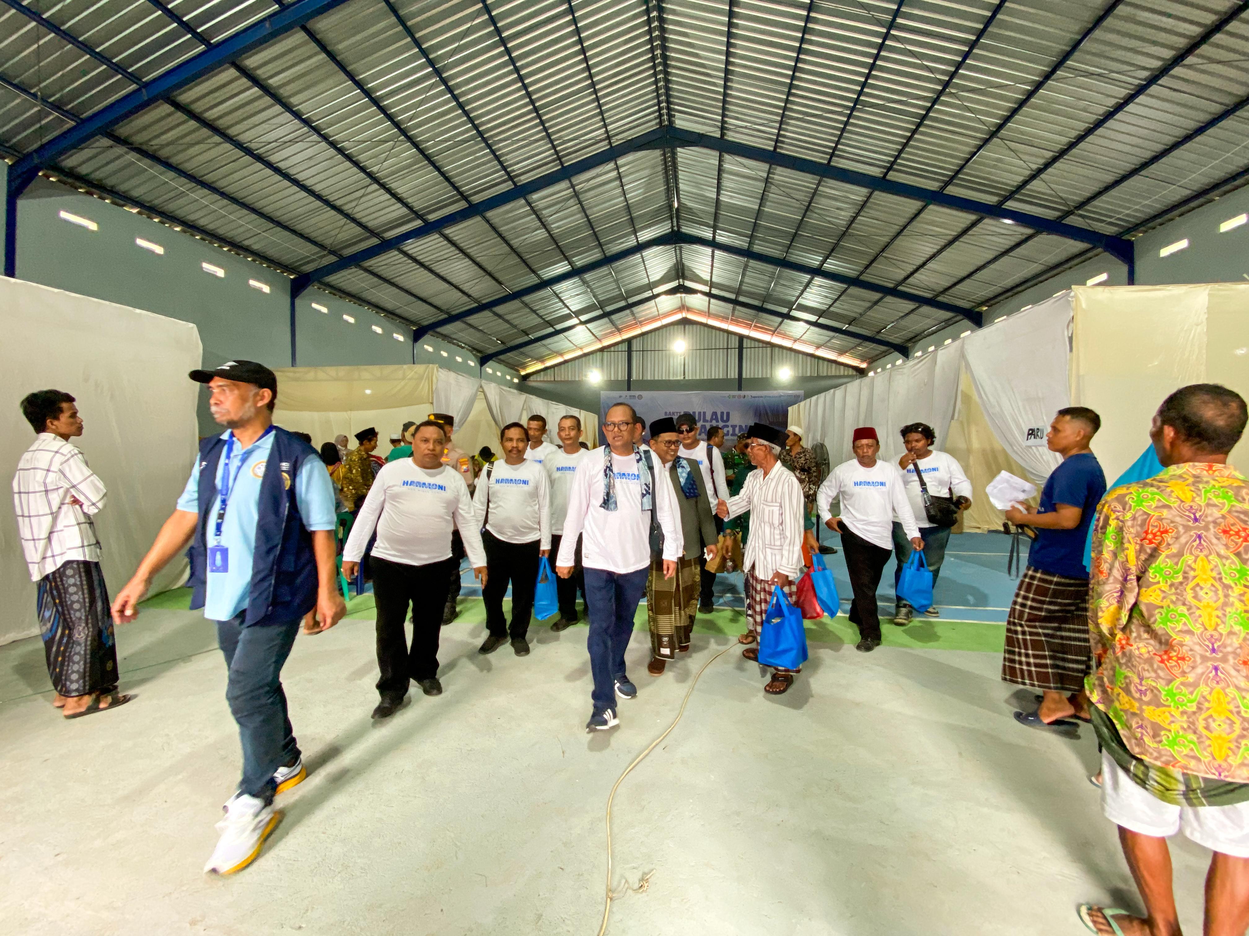 PANTAU: Rombongan HCML bersama para undangan meninjau pelaksanaan pengobatan gratis di gedung serbaguna Harmoni Mandangin Desa Pulau Mandangin Sampang.