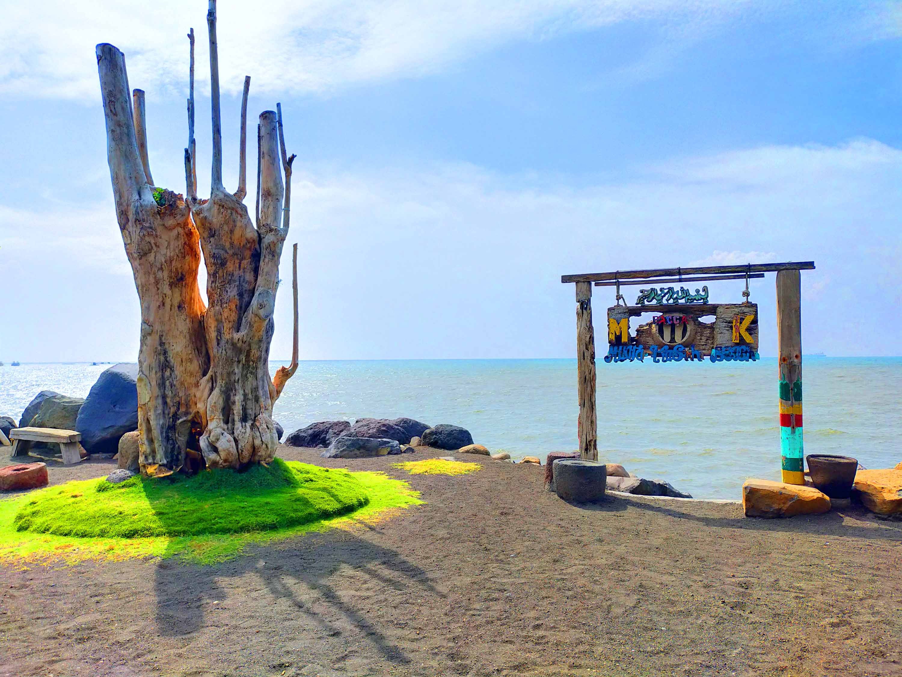 salah satu sudut keindahan spot foto instagramable di pantai muara kasih, situbondo