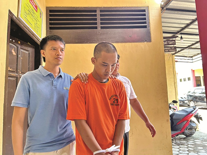 LAMA DIBURU: Penadah sepeda motor curian Alfin Riyadi, 23, digiring polisi ke ruang Satreskrim Polres Bangkalan Rabu (19/2). (VIVIN AGUSTIN HARTONO/JPRM)