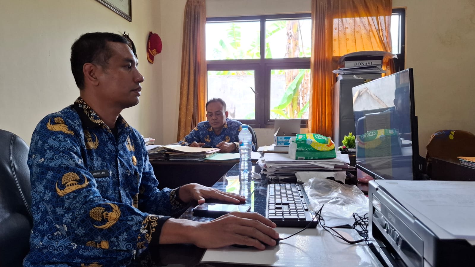 DOKUMEN: Kabid Linjamsos Dinsos Bangkalan Mohammad Aminullah memverifikasi data KPM bansos JPS 2025 di ruang kerjanya, Kamis (20/2). (IMAMUDIN/JPRM)