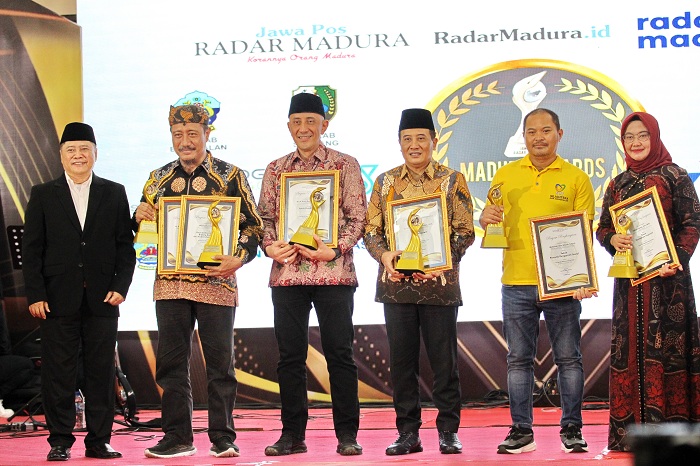DIAPRESIASI: Pj Bupati Bangkalan Arief M. Edie (empat dari kanan) berfoto bersama penerima penghargaan khusus tokoh MA 2024.