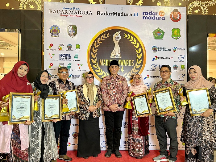 PEJUANG KESEHATAN: Pj Bupati Bangkalan Arief M. Edie berfoto bersama penerima penghargaan puskesmas terbaik di ajang MA yang dihelat di Gedung Sentra IKM, Jumat (20/12/2024).