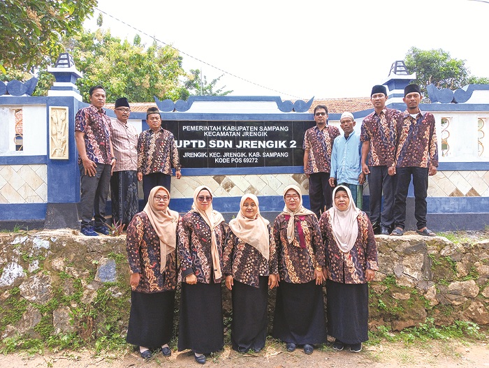 KOMPAK: Keluarga besar SDN Jrengik 2 Sampang. (MAULID HIDAYAT/JPRM)