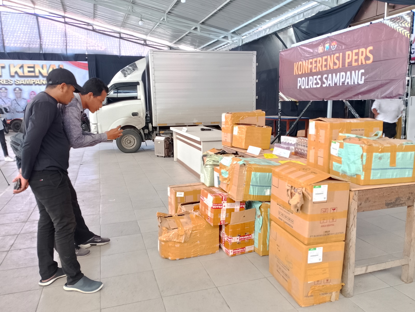 ILEGAL: Sejumlah barang bukti (BB) rokok ilegal berbentuk paket dipajang saat konferensi pers di Mapolres Sampang, Selasa (4/2). (UBAIDILLAHIR RAIE/JPRM)