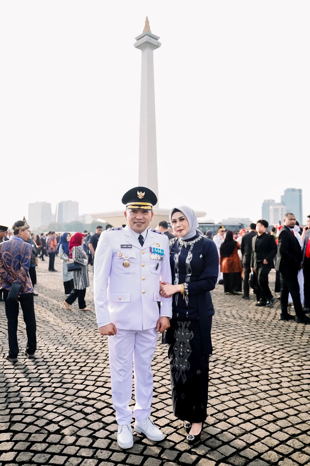 HARMONIS: Bupati Sampang Slamet Junaidi berpose bersama istri di area Monumen Nasional, Jakarta Pusat, kemarin. (PROKOPIM SAMPANG UNTUK JPRM)