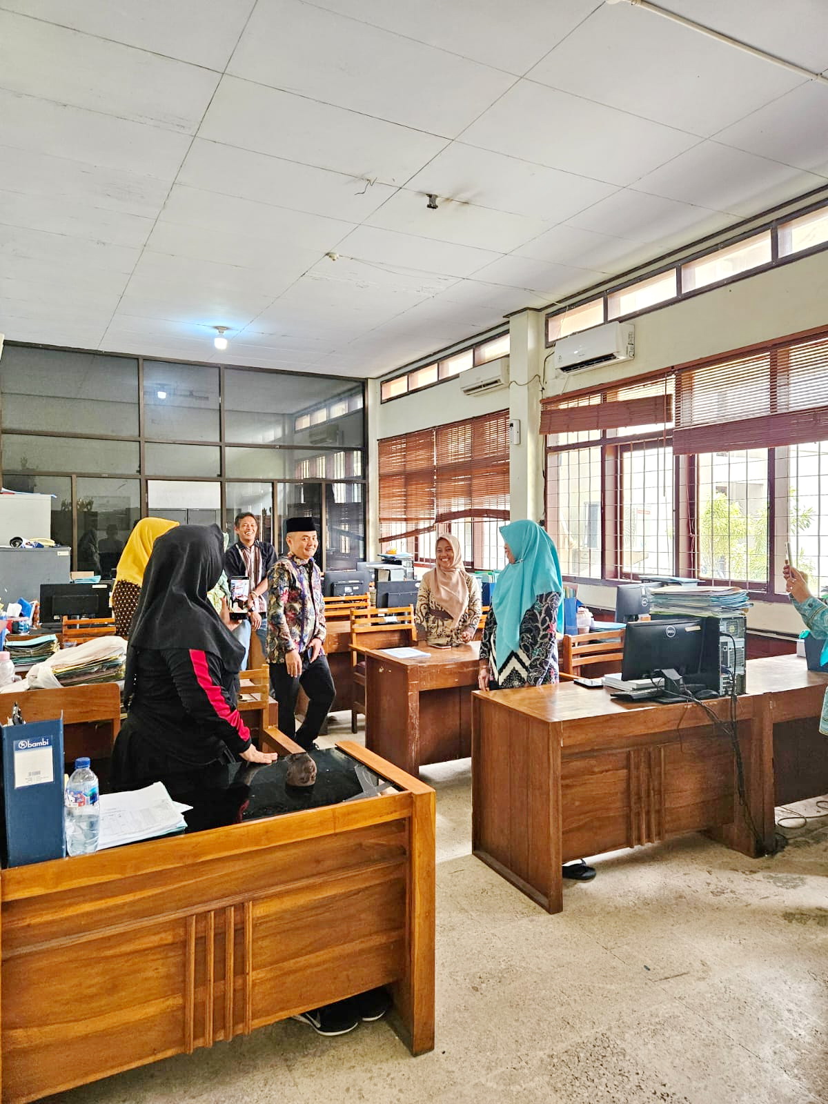 KOMUNIKATIF: Wabup Moch. Fauzan Ja&rsquo;far menyapa staf kesekretariatan Pemkab Bangkalan, Jumat (21/2)
