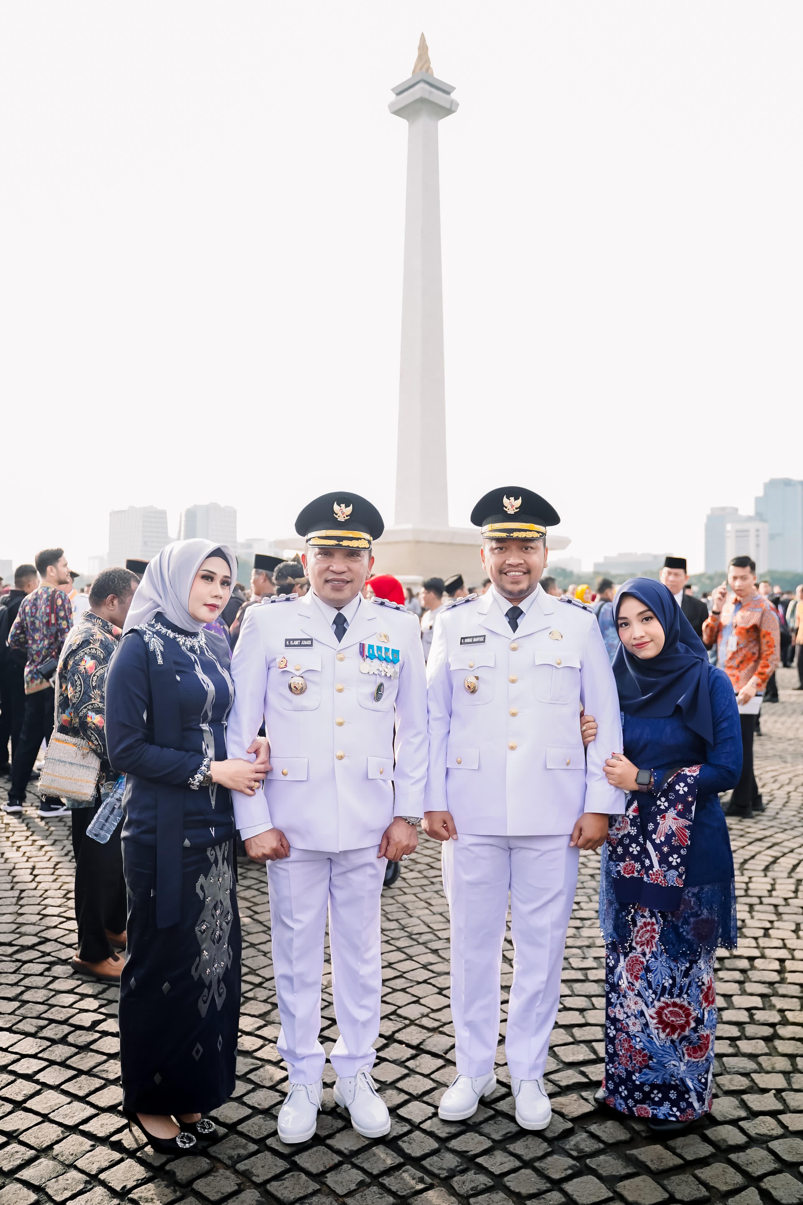 KOMPAK: Bupati Sampang Slamet Junaidi dan Wabup H. Ahmad Mahfudz berfoto bersama istri di area Monumen Nasional, Jakarta Pusat, kemarin. (PROKOPIM SAMPANG UNTUK JPRM)