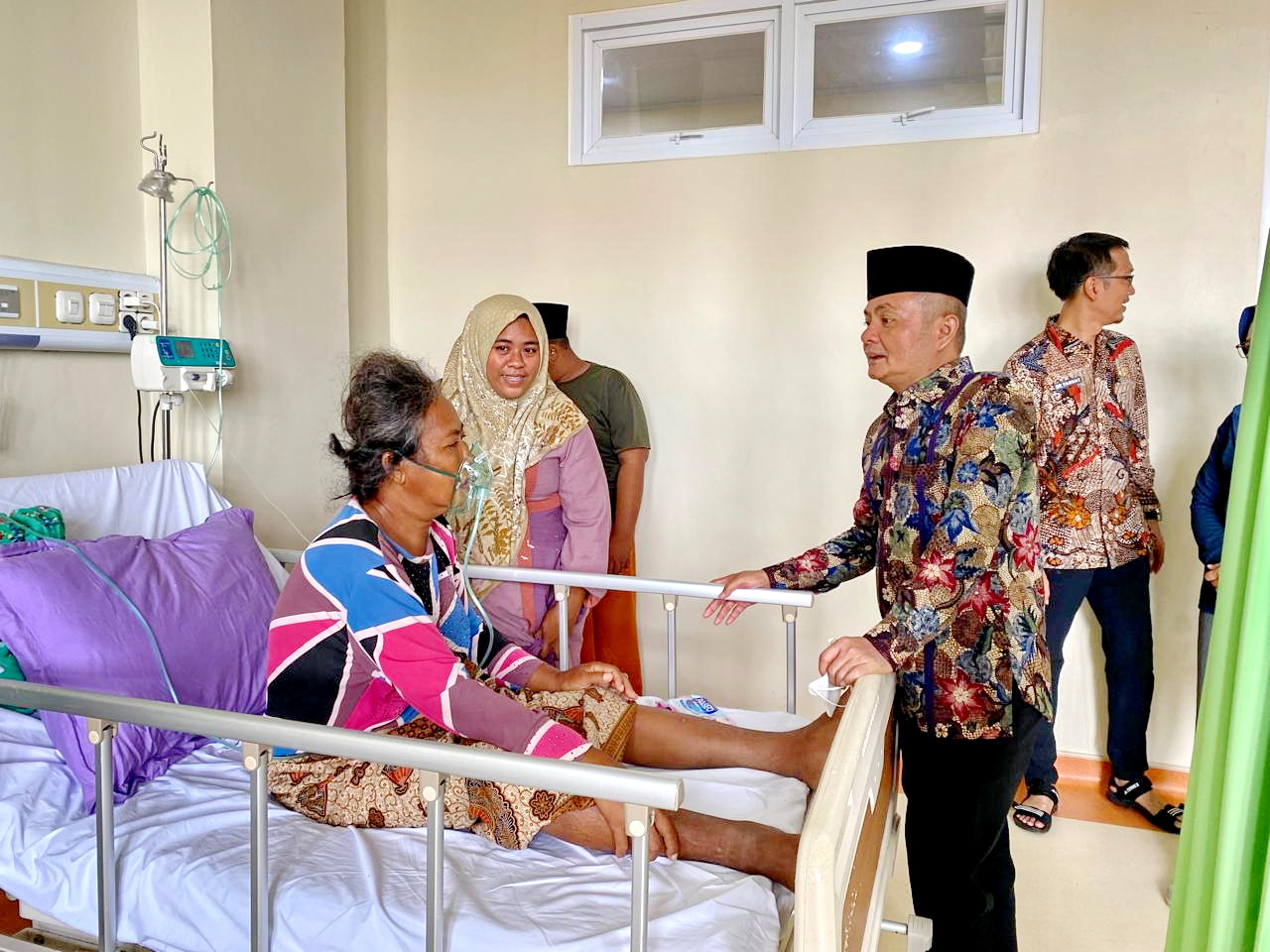 MERAKYAT: Wabup Bangkalan Moch. Fauzan Ja&rsquo;far berbincang dengan pasien di RSUD Syamrabu, Jumat (21/2). (JUPRI/JPRM)