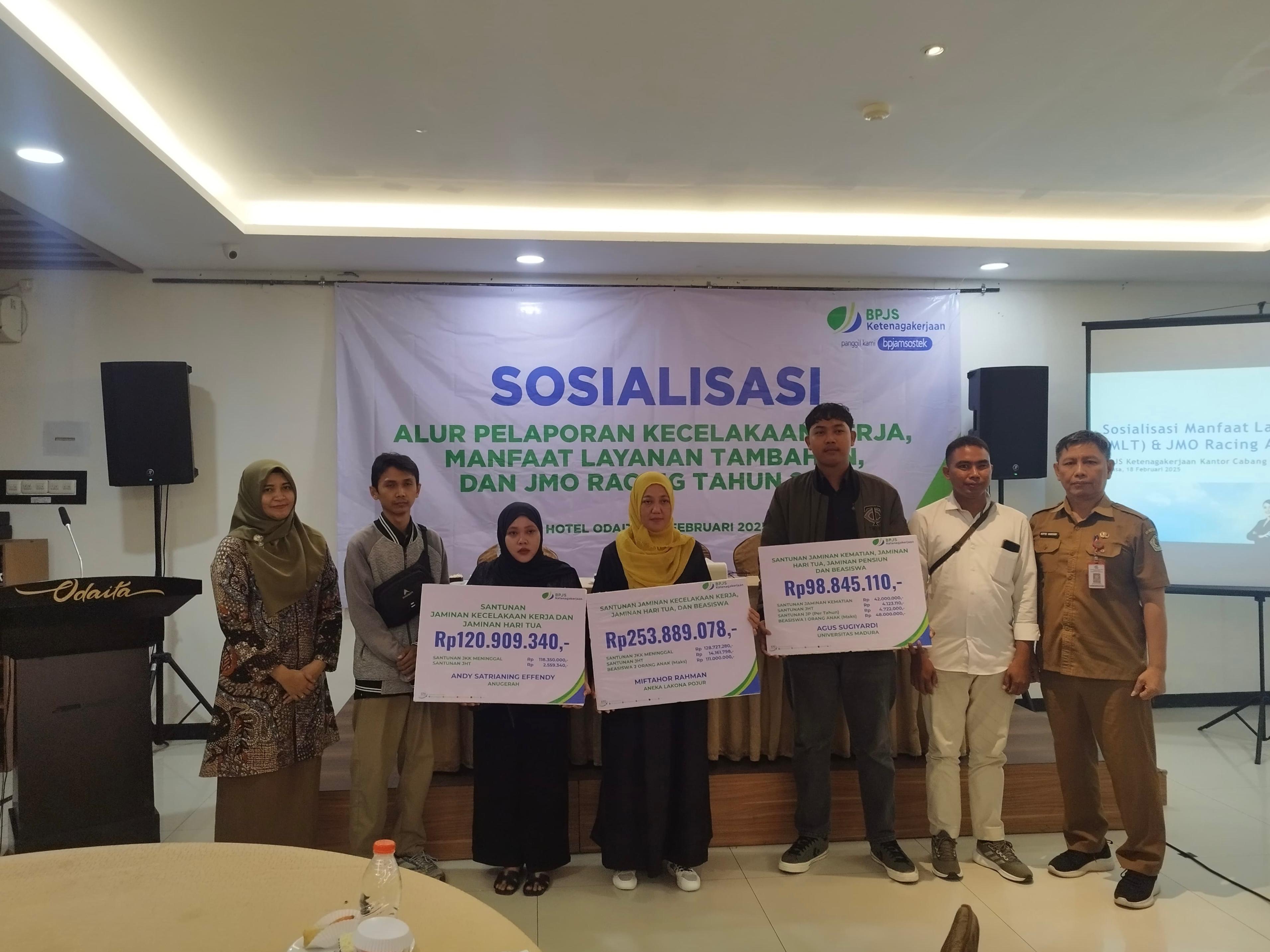 BERMANFAAT: Kepala BPJS Ketengakerjaan Pamekasan Anita Ardhiana (kiri) berfoto dengan penerima santunan di Hotel Odaita, Selasa (18/2). (BPJS UNTUK JPRM)