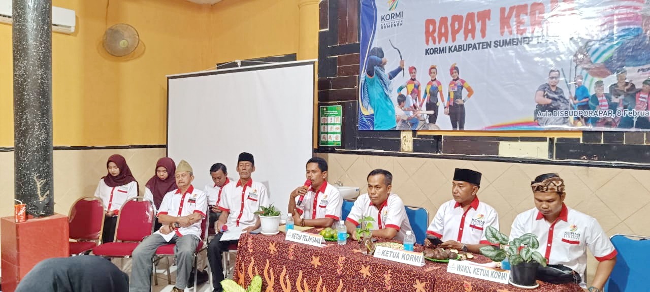 SATUKAN TEKAD: Pelaksanaan rapat kerja Kormi Sumenep yang berlangsung di aula kantor disbudporapar pada Sabtu (8/2). (AGUS HENDRIYONO UNTUK JPRM)