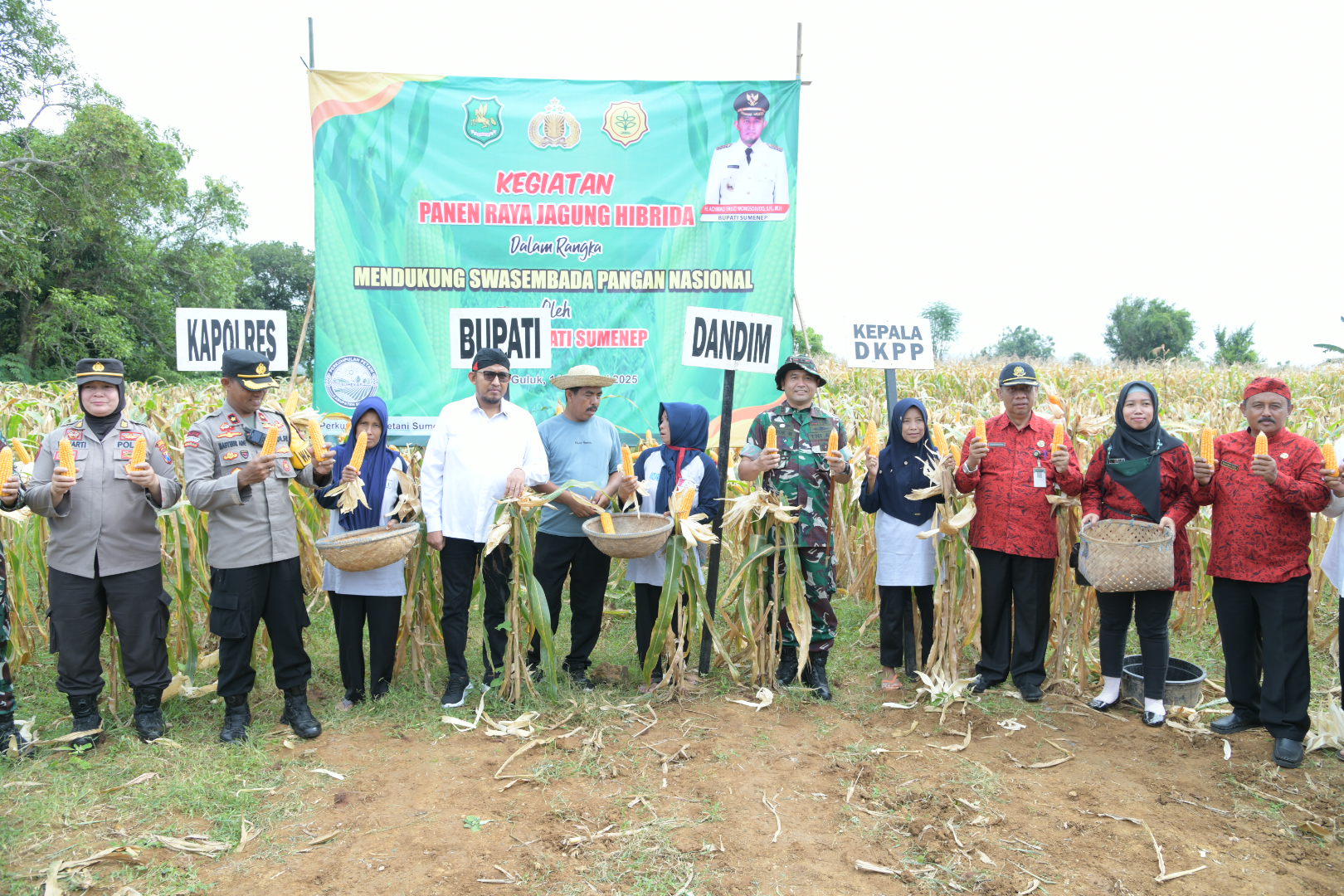BERSINERGI: Bupati Sumenep (baju putih) bersama jajaran TNI, Polri, dinas terkait dan pihak lainnya di sela-sela acara&nbsp;Panen Raya Jagung di Desa Guluk-Guluk, Kecamatan Guluk-Guluk, Jumat (14/2).