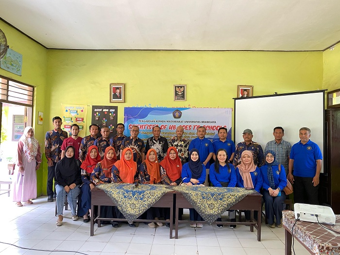 KESEHATAN:  Foto bersama dosen UB, Direktur RSUD Smart, kepala dan guru SDN Montok 1 Pamekasan, Jumat (21/2)