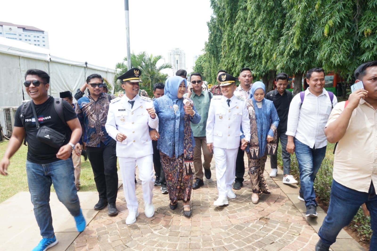 Bupati Bangkalan Lukman Hakim dan wakilnya Moch. Fauzan Ja&rsquo;far diantarkan para pendukung saat pengambilan nomor urut pencalonan di Gedung Serbaguna Rato Ebu, Senin (23/9/2024).