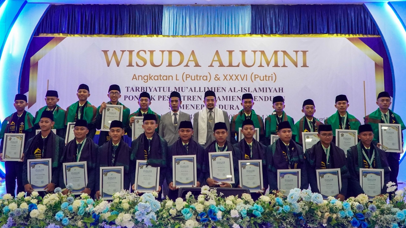 SUKSES: Wisudawan terbaik akademik dan terbaik program berfoto dengan Pengasuh TMI KH Ghozi Mubarok serta Pimpinan dan Pengasuh Ponpes Al-Amien Prenduan KH Ahmad Fauzi Tidjani di Gedung Serbaguna.