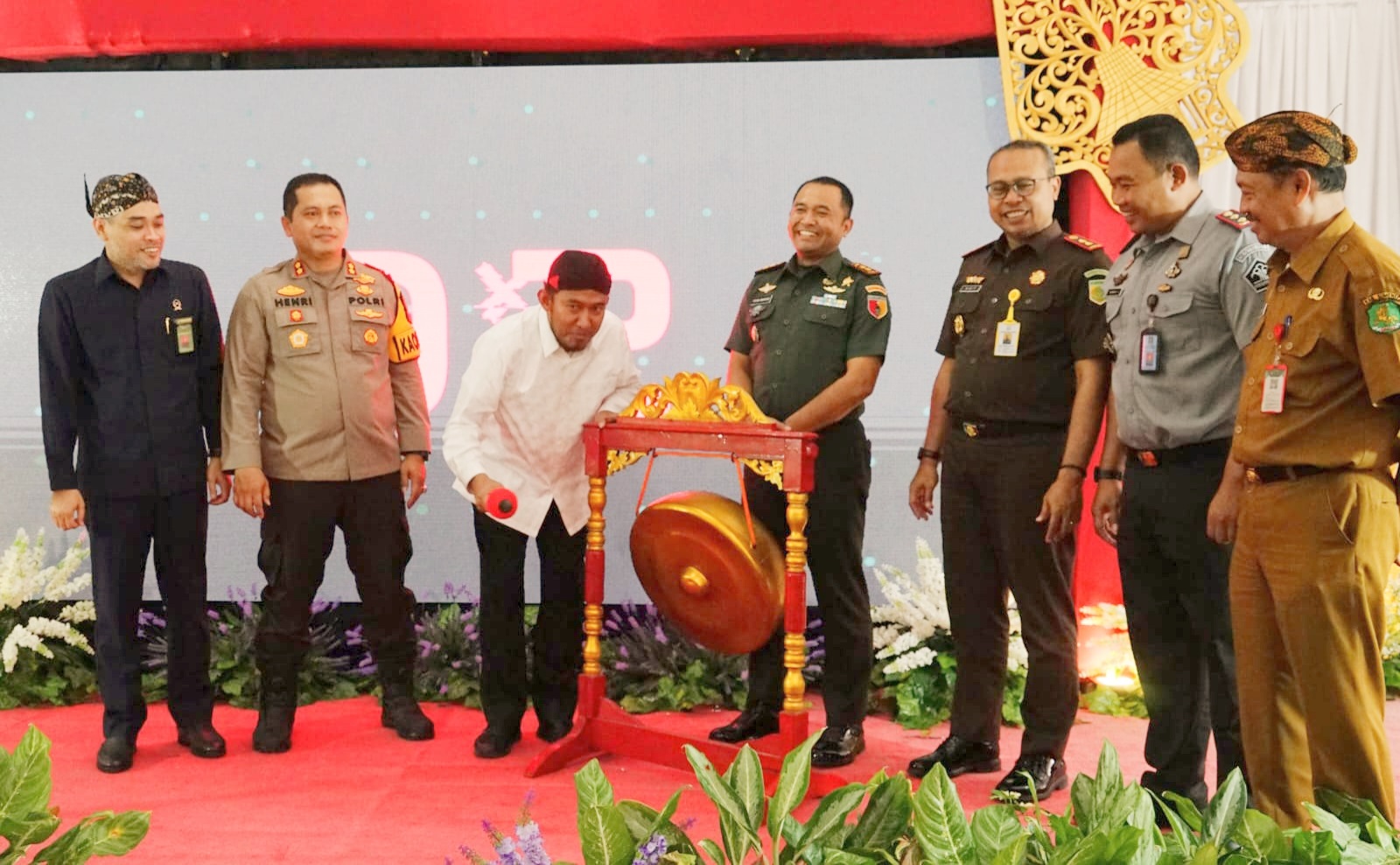 SPIRIT: Bupati Sumenep Achmad Fauzi Wongsojudo didampingi anggota forkopimda memukul gong tanda peluncuran Calendar of Event Sumenep 2025 di Pendopo Agung Keraton Sumenep, Selasa, 24 September 2024.