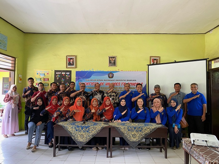 MOTIVASI: Dosen UB foto bersama direktur RSUD Smart, kepala sekolah dan guru SDN Montok 1, Jumat (21/2). (AYU LATIFAH/JPRM)
