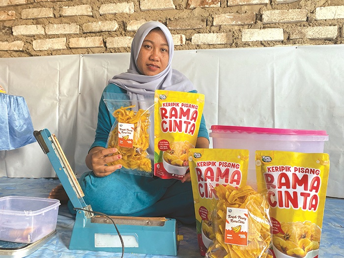 KRISPI: Yulis Tiananingsih menunjukkan produk keripik pisangnya di Dusun Duarah, Desa Kaduara Barat, Kecamatan Larangan, Pamekasan, Sabtu (8/2). (AYU LATIFAH/JPRM)