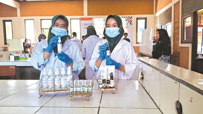 HERBAL: Siswa menunjukkan sejumlah produk yang sudah jadi di ruangan praktik teknik kimia industri SMKN 2 Bangkalan, Kamis (13/2). (IMAMUDIN/JPRM)
