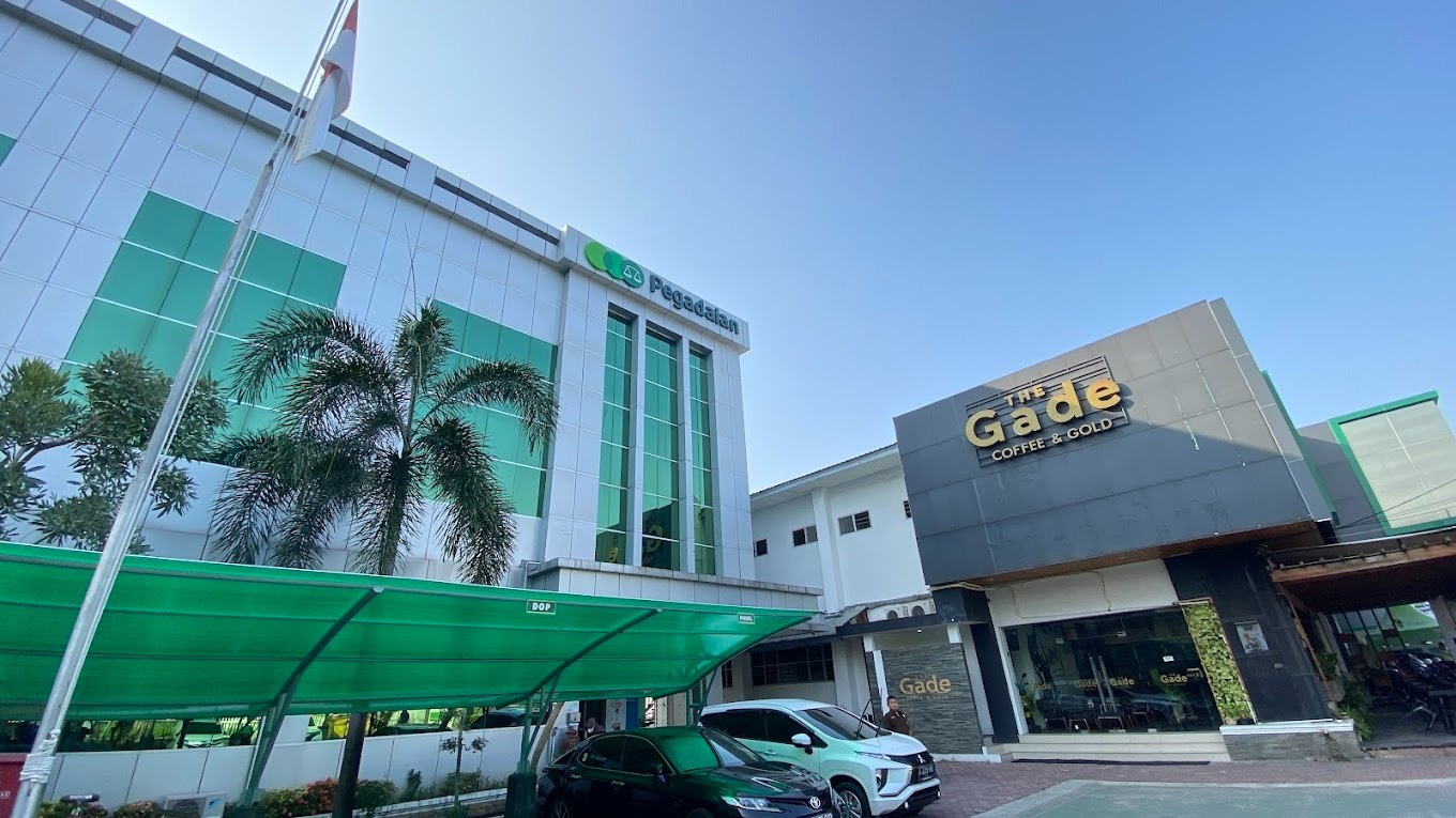 MEGAH: Seorang sekuriti berada di halaman kantor Pegadaian Jawa Timur di Jalan Dinoyo 79, Kelurahan Keputran, Kecamatan Tegalsari. (PEGADAIAN JATIM UNTUK JPRM)