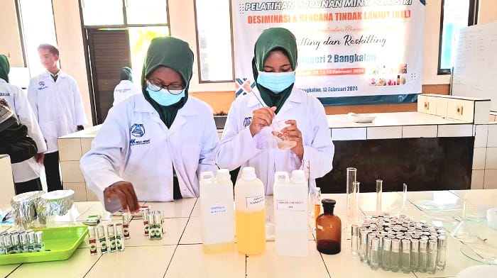 PRODUKTIF: Siswa teknik kimia industri memproses pemisahan minyak serai setelah penyulingan di ruang praktik SMKN 2 Bangkalan, Kamis (13/2). (IMAMUDIN/JPRM)