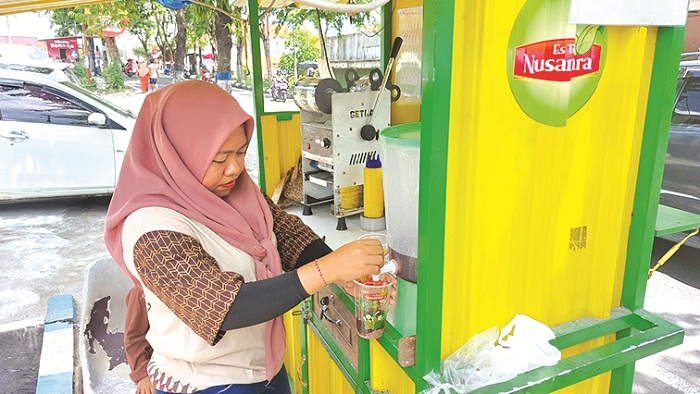 OBAT HAUS: Pekerja ketika menyiapkan produk saat berjualan di Jalan Panglima Sudirman, Kota Sampang, Sabtu (15/2). (JUNAIDI PONDIYANTO/JPRM)